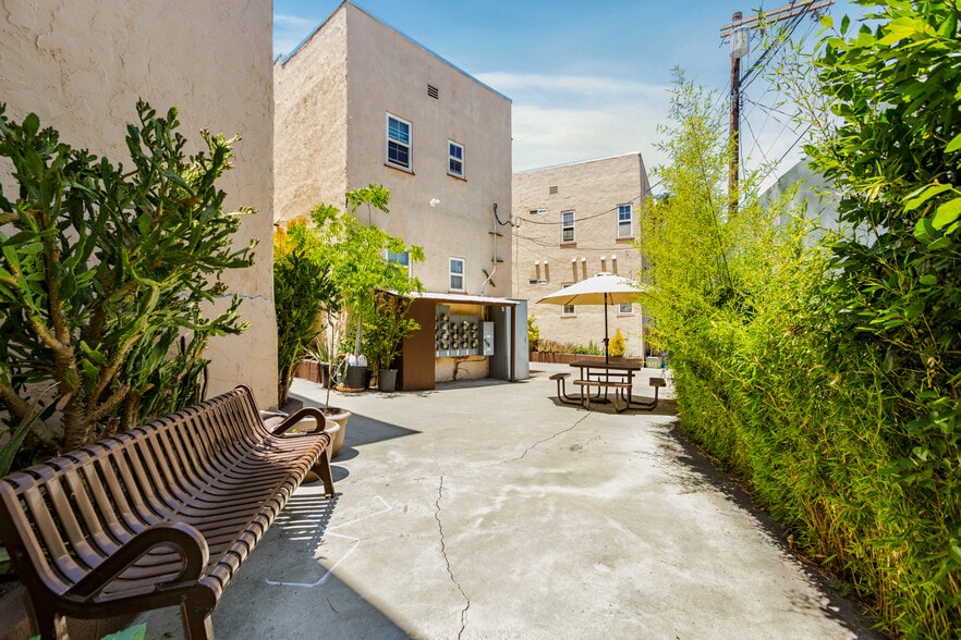 5320 W Olympic Blvd, Los Angeles, CA for sale - Building Photo - Image 3 of 8