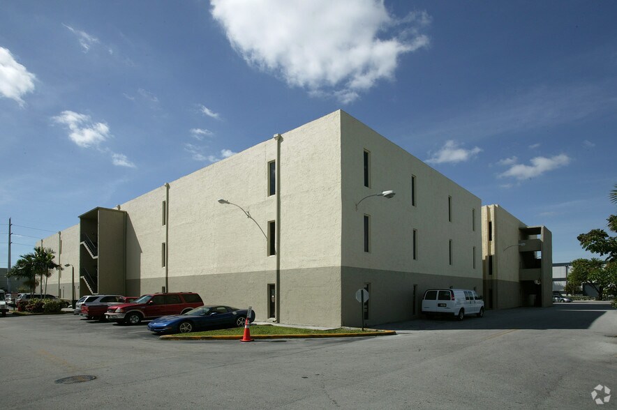 6555 NW 36th St, Virginia Gardens, FL à vendre - Photo du bâtiment - Image 2 de 7