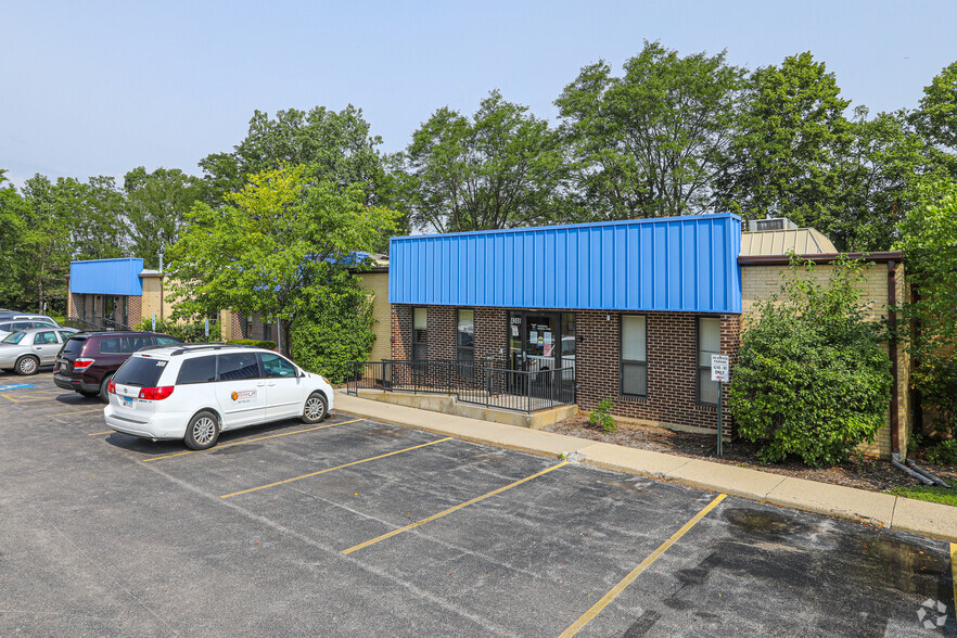 4200-4240 Commercial Way, Glenview, IL for lease - Building Photo - Image 1 of 9