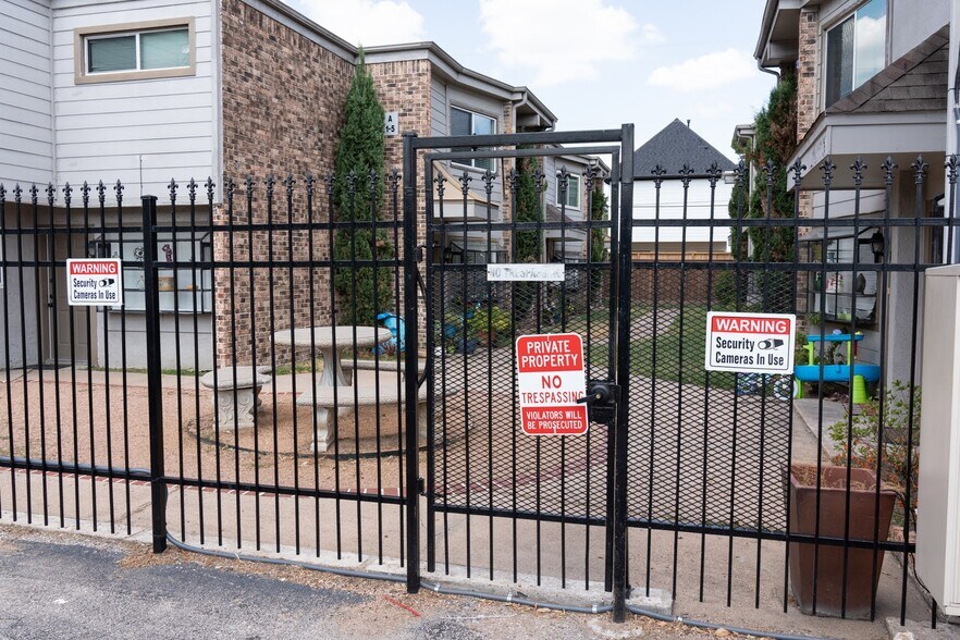 1518 Wirt Rd, Houston, TX à vendre - Photo du bâtiment - Image 2 de 8