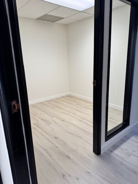1800 Bridgegate St, Westlake Village, CA for lease - Building Photo - Image 3 of 12