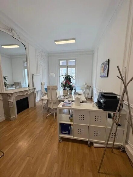 57 Rue Pierre Charron, Paris for lease - Interior Photo - Image 2 of 11