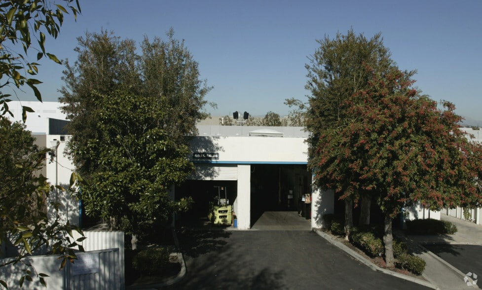 1941 W Commonwealth Ave, Fullerton, CA à louer - Photo du bâtiment - Image 3 de 3