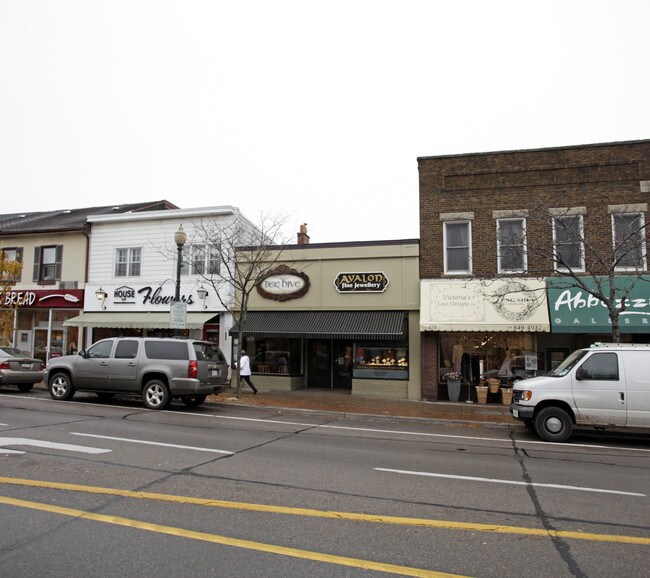Plus de détails pour 175-177 Lakeshore Rd E, Oakville, ON - Commerce de détail à vendre