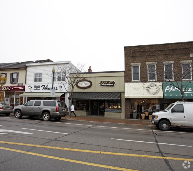 175-177 Lakeshore Rd E, Oakville, ON for lease - Primary Photo - Image 1 of 2