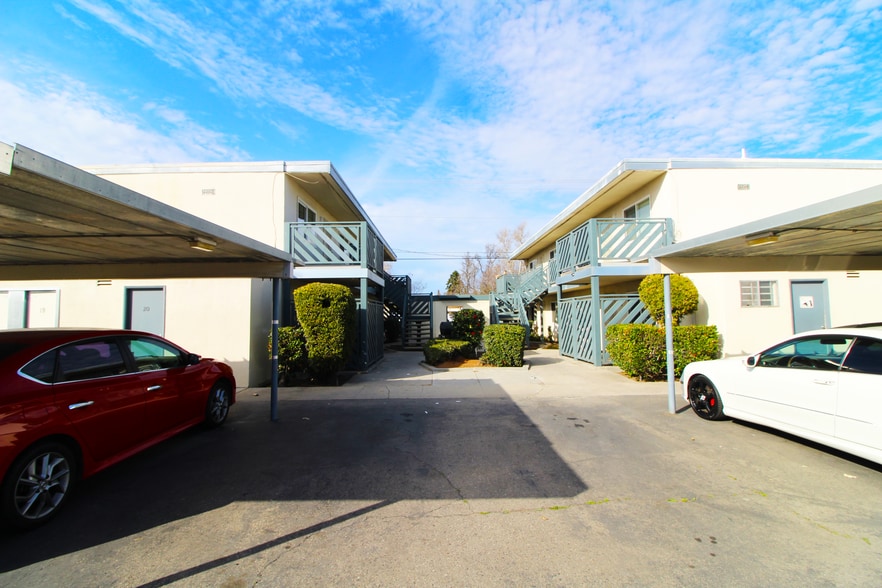 2255-2297 E Shaw Ave, Fresno, CA for sale - Building Photo - Image 3 of 8