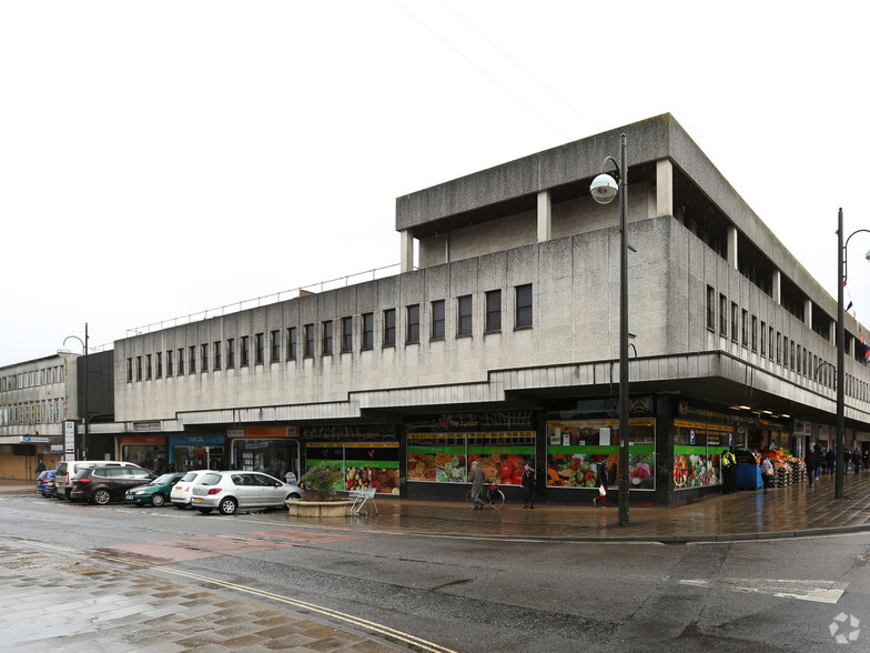 31 The Broadway, Crawley for lease - Primary Photo - Image 1 of 2