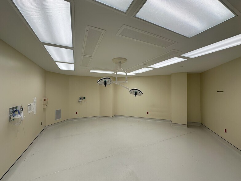 1553 Chester Pike, Crum Lynne, PA à louer - Photo du bâtiment - Image 2 de 3