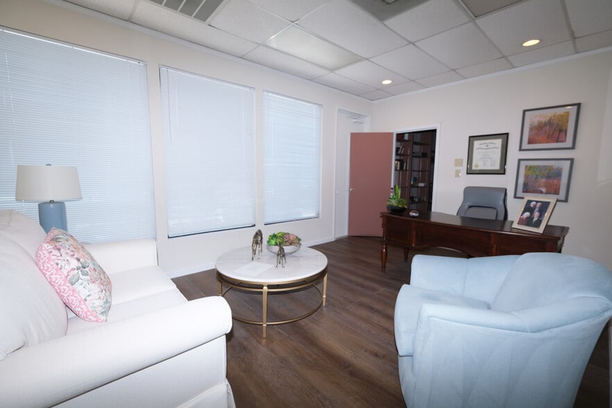 8820 Business Park Dr, Austin, TX for sale - Building Photo - Image 3 of 6