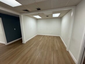 800 NE 125th St, North Miami, FL à louer Photo intérieure- Image 2 de 6