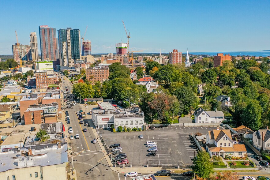 700 Main St, New Rochelle, NY à vendre - Photo du bâtiment - Image 2 de 7