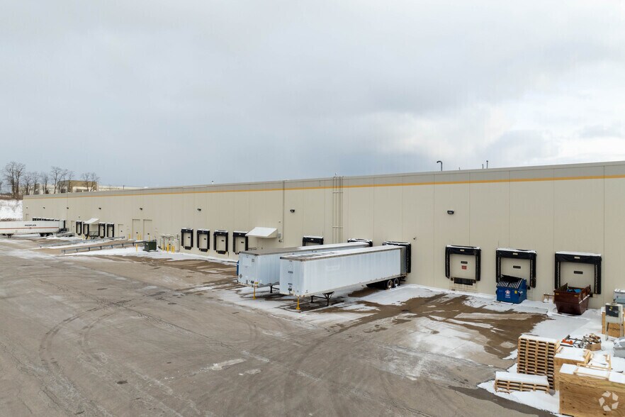 7905 Cochran Rd, Solon, OH for lease - Building Photo - Image 2 of 4