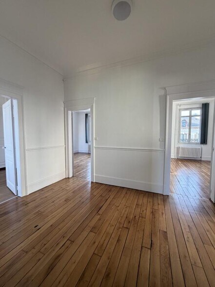 Bureau dans Chartres à louer - Photo du bâtiment - Image 2 de 17