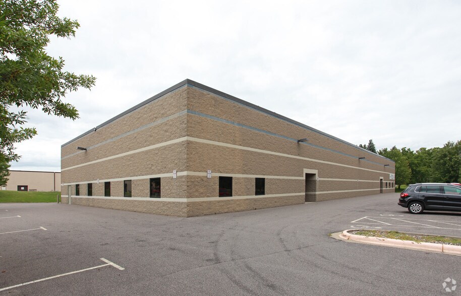 925 N Boone Ave, Golden Valley, MN à vendre - Photo du bâtiment - Image 2 de 5