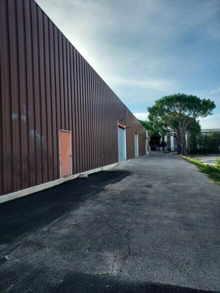 Industriel dans Vitrolles à louer - Photo du bâtiment - Image 2 de 5