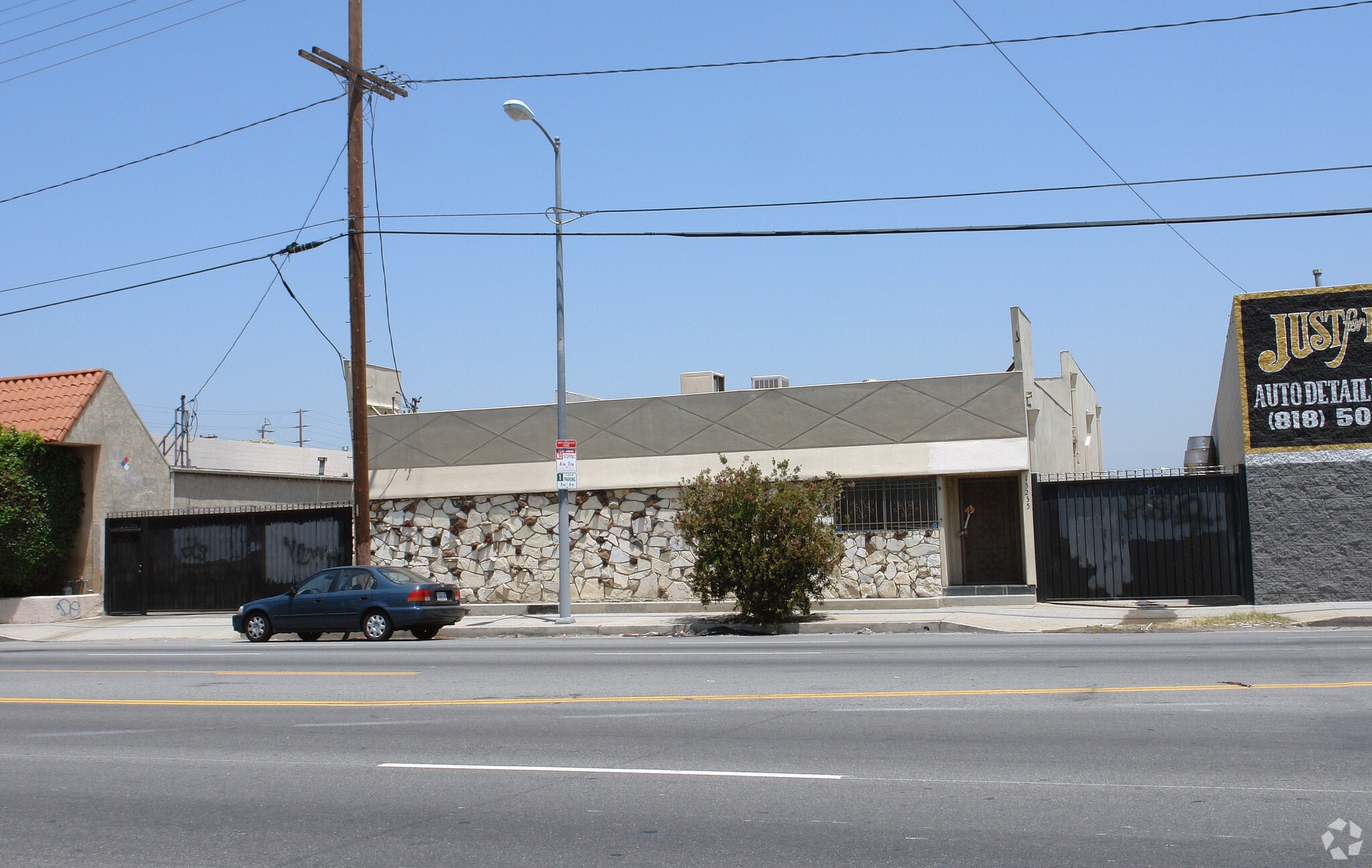 13235 Sherman Way, North Hollywood, CA à louer Photo principale- Image 1 de 6