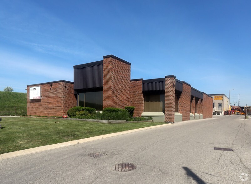 451 Attwell Dr, Toronto, ON à vendre - Photo principale - Image 1 de 1