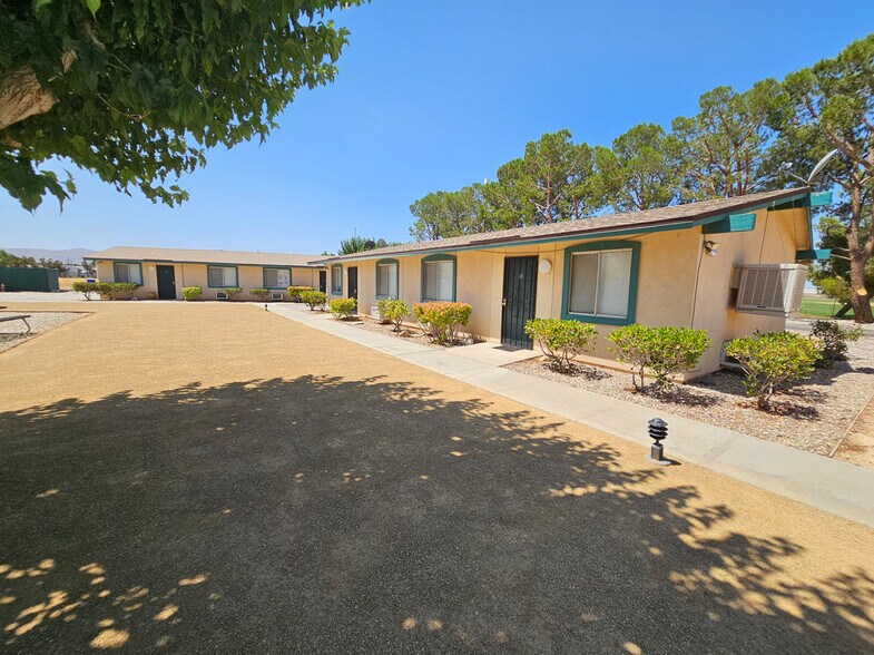 21905 Powhattan Rd, Apple Valley, CA à vendre - Photo du bâtiment - Image 3 de 6