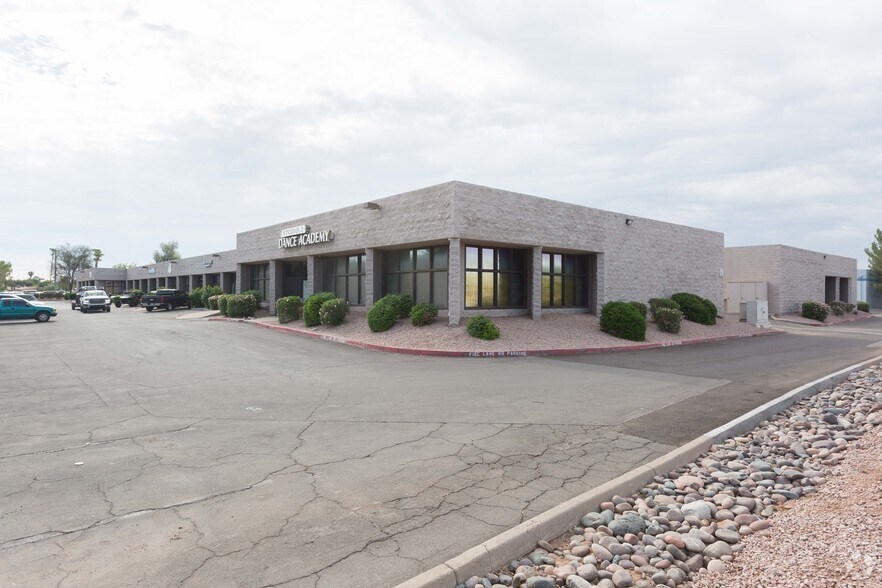 511 W Guadalupe Rd, Gilbert, AZ à louer - Photo du bâtiment - Image 2 de 3