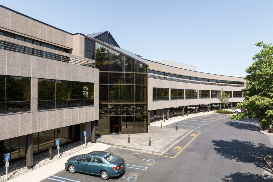 1 Maynard Dr, Park Ridge, NJ à louer - Photo du bâtiment - Image 1 de 17