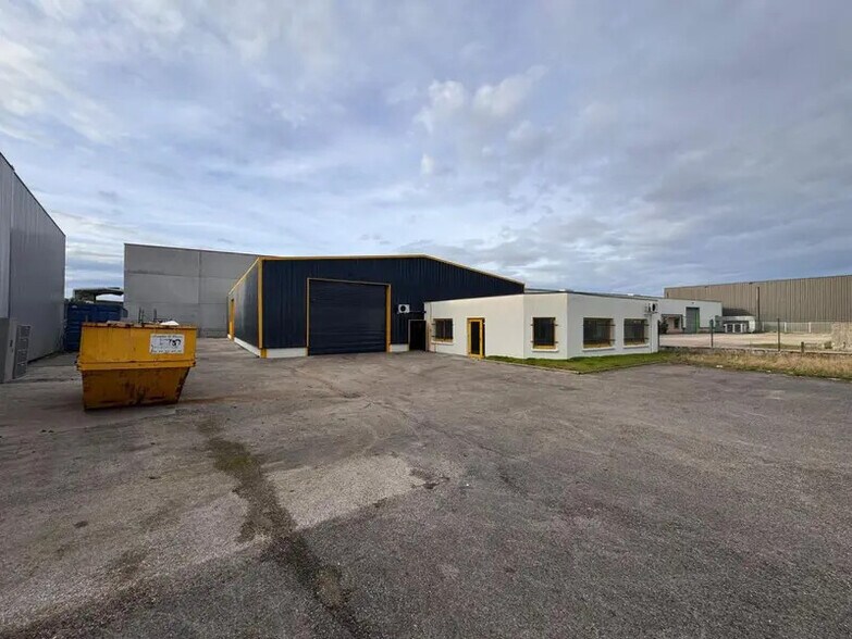 Flex in Pusignan for lease - Building Photo - Image 1 of 5