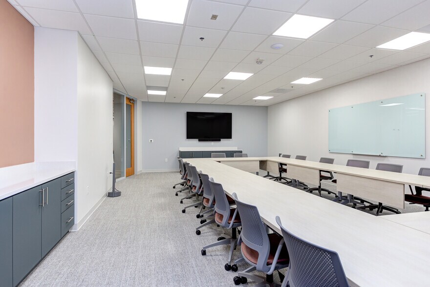 5151 Glenwood Ave, Raleigh, NC à louer - Photo intérieure - Image 3 de 27