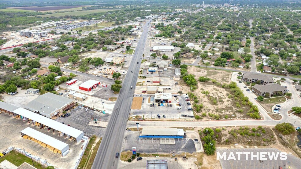 2226 E Main St, Uvalde, TX à vendre - Photo du bâtiment - Image 2 de 4