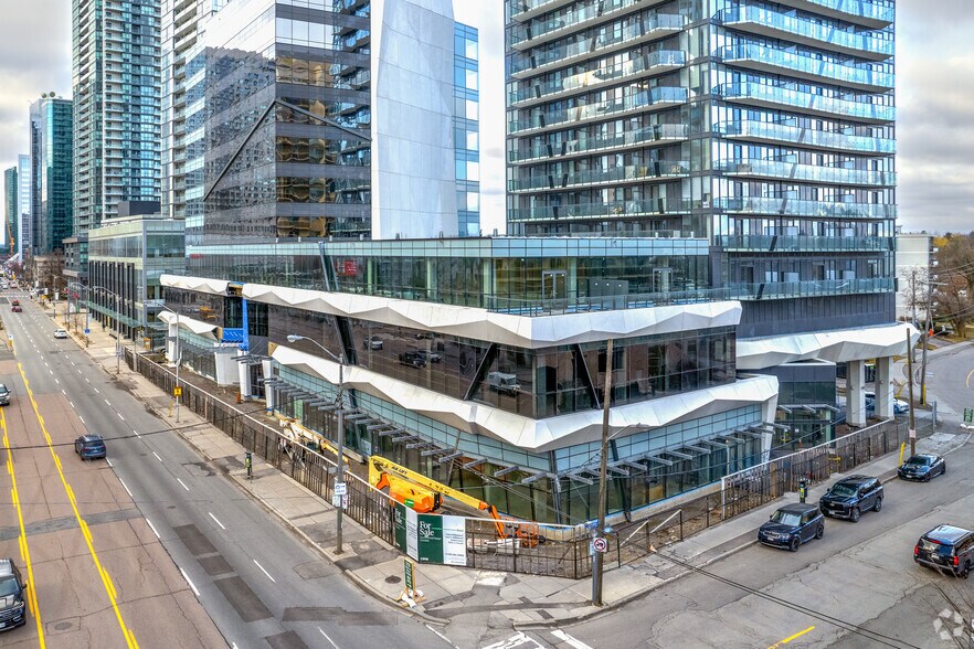 5250 Yonge St, Toronto, ON à louer - Photo du bâtiment - Image 2 de 4