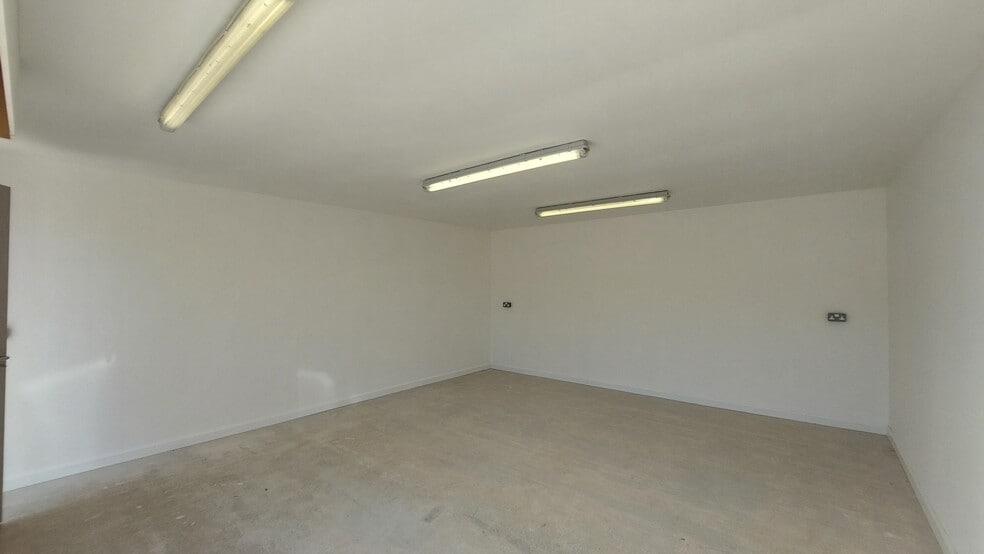 6 Brent Av, Montrose for lease - Building Photo - Image 2 of 5