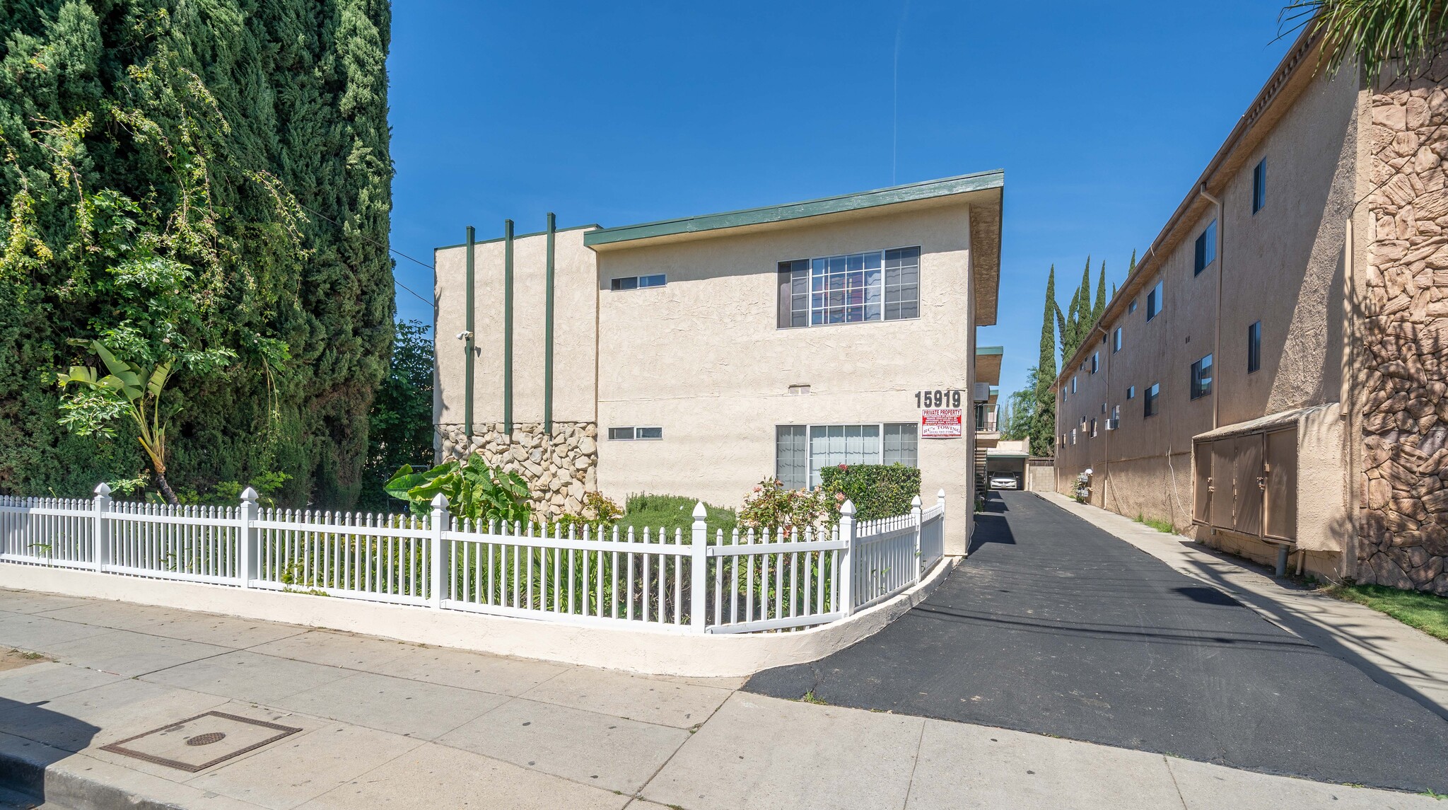15919 Vanowen St, Van Nuys, CA for sale Primary Photo- Image 1 of 16