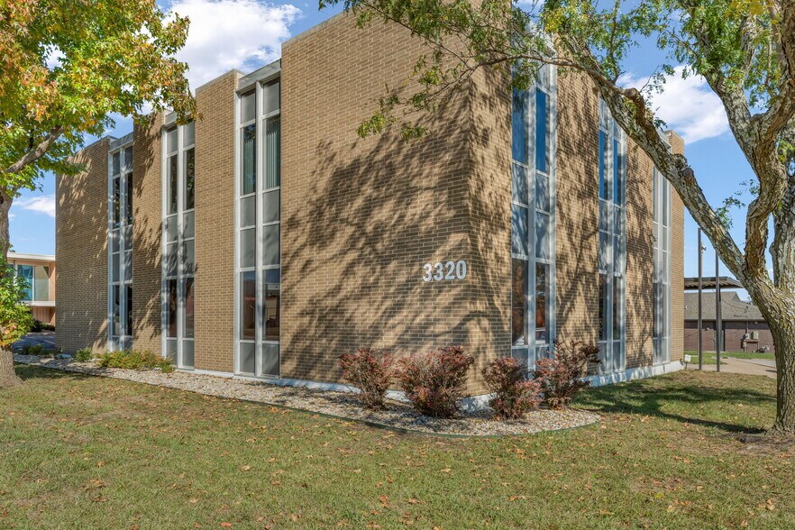 3320 SW Harrison St, Topeka, KS à louer - Photo du bâtiment - Image 2 de 21