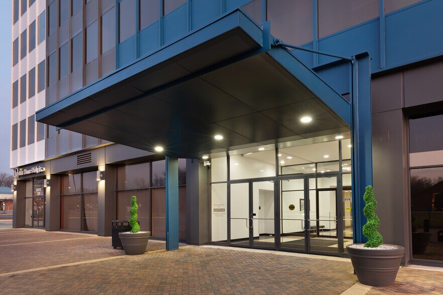 10210 Greenbelt Rd, Lanham, MD à vendre - Photo du bâtiment - Image 2 de 7