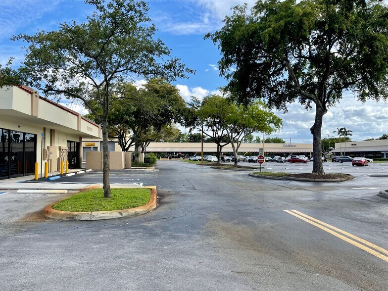 8201 Pine Island, Tamarac, FL à louer - Photo du bâtiment - Image 2 de 19
