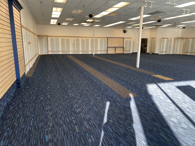 250 Highlands Square Dr, Hendersonville, NC for lease - Interior Photo - Image 3 of 9