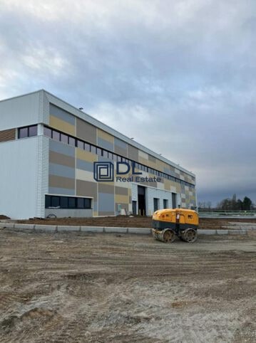 Industrial in Plaisir for lease - Building Photo - Image 3 of 9