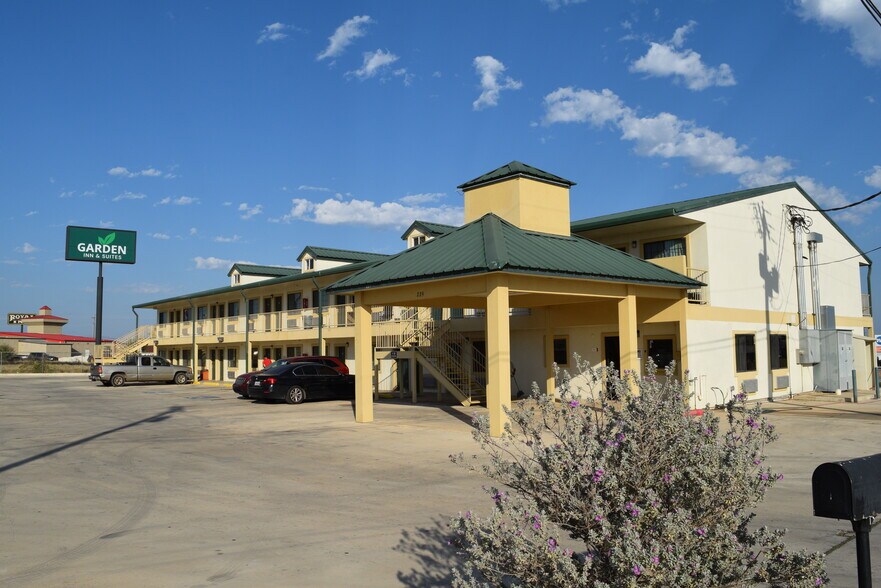 229 S Interstate 35, Pearsall, TX for sale - Building Photo - Image 1 of 12