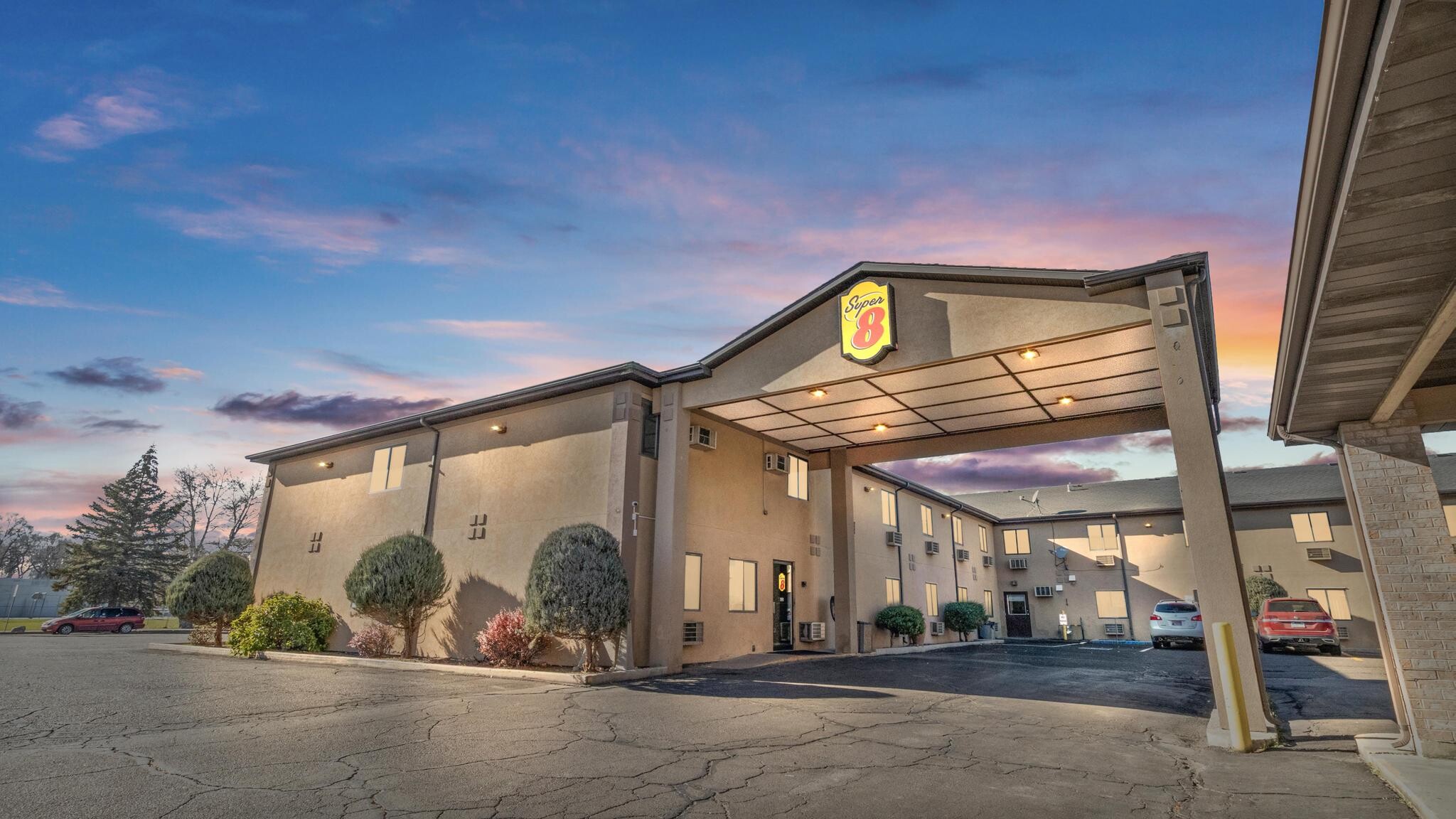 Super 8 & Travelodge Elko Portfolio portefeuille de 2 propriétés à vendre sur LoopNet.ca Photo principale- Image 1 de 49