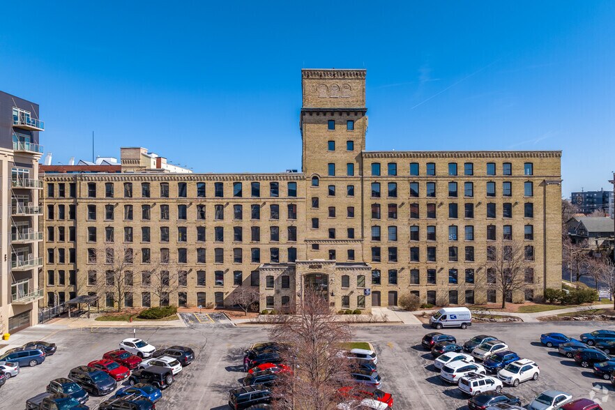 700 W Virginia St, Milwaukee, WI à louer - Photo du bâtiment - Image 2 de 7