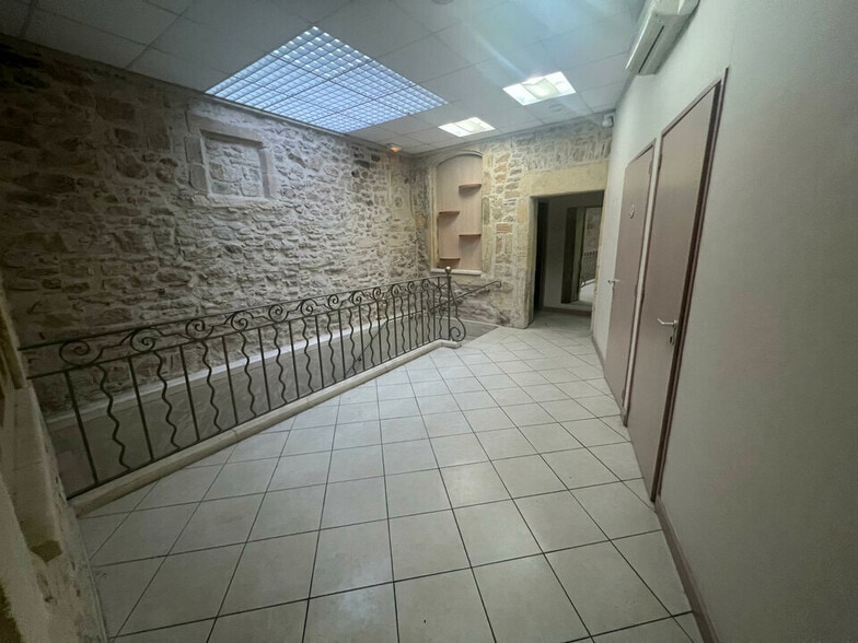 Retail in Bagnols-sur-Cèze for lease - Interior Photo - Image 3 of 6