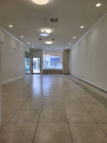 215 S Robertson Blvd, Beverly Hills, CA for lease - Building Photo - Image 2 of 5