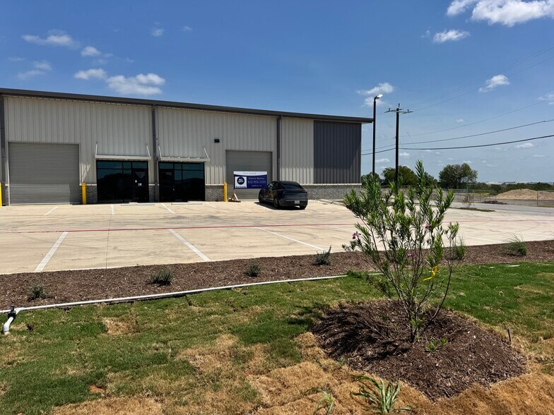 5865 Houston St, San Antonio, TX à louer - Photo du bâtiment - Image 3 de 11