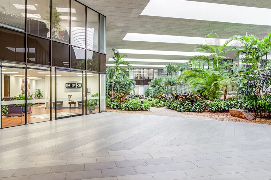 16770 Imperial Valley Dr, Houston, TX for sale - Building Photo - Image 2 of 4