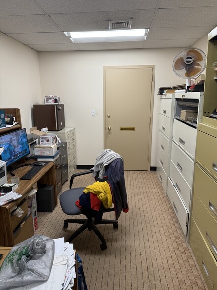 33-43 Great Neck Rd, Great Neck, NY for lease - Interior Photo - Image 3 of 4