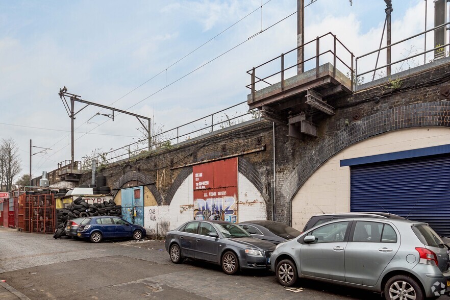 Arnold Rd, London for lease - Primary Photo - Image 1 of 2