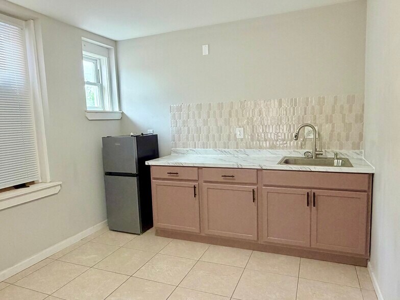 1009 W Main St, Norristown, PA à louer - Photo du bâtiment - Image 3 de 9