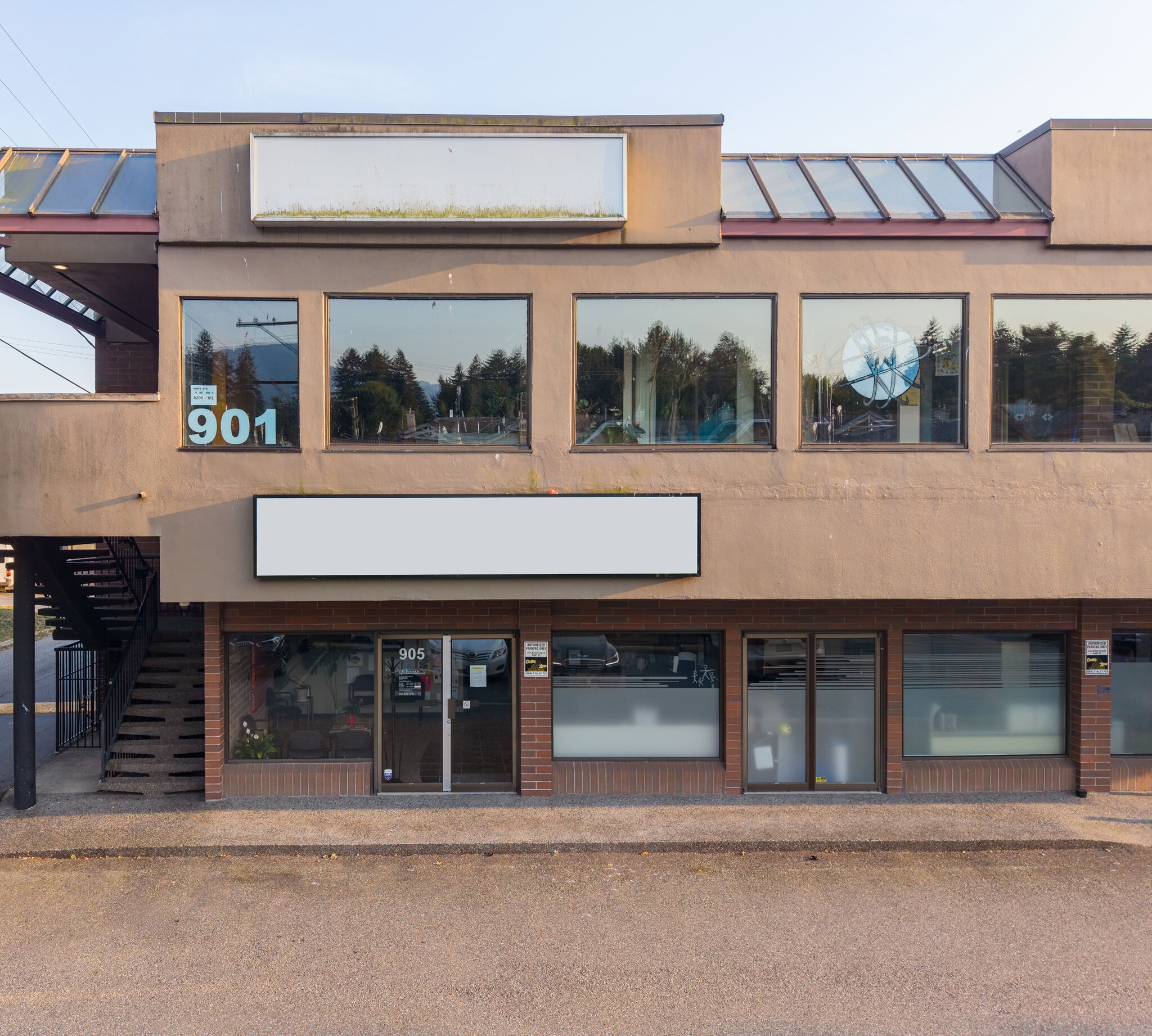903 16th St W, North Vancouver, BC à louer Photo du bâtiment- Image 1 de 10