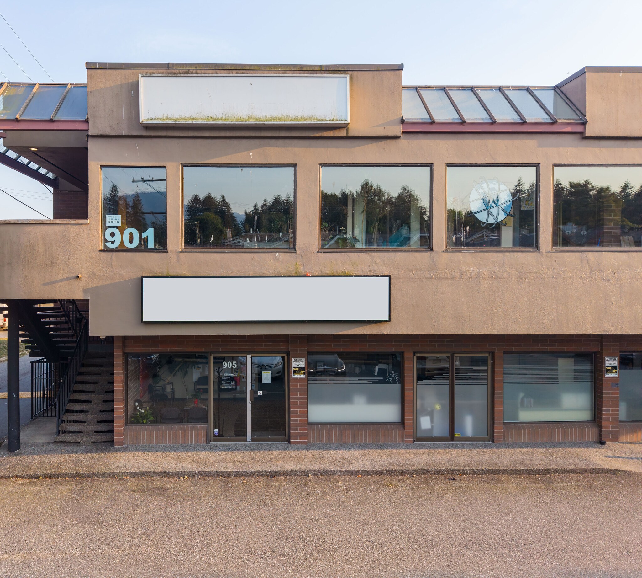 905 16th St W, North Vancouver, BC à louer Photo du bâtiment- Image 1 de 10