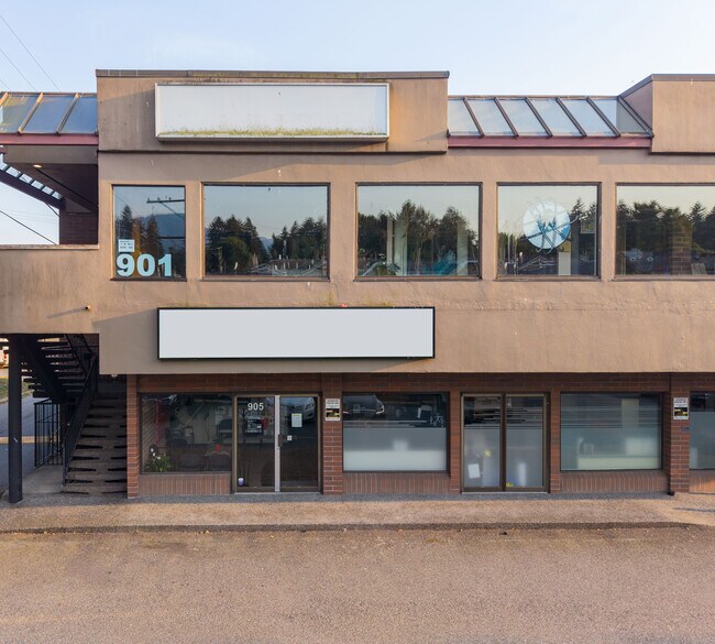 Plus de détails pour 905 16th St W, North Vancouver, BC - Bureau/Commerce de détail à louer