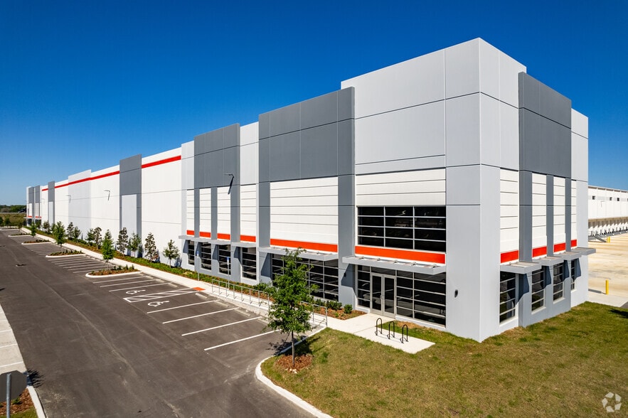 1220 Ocoee Apopka Rd, Apopka, FL à louer - Photo du bâtiment - Image 2 de 11