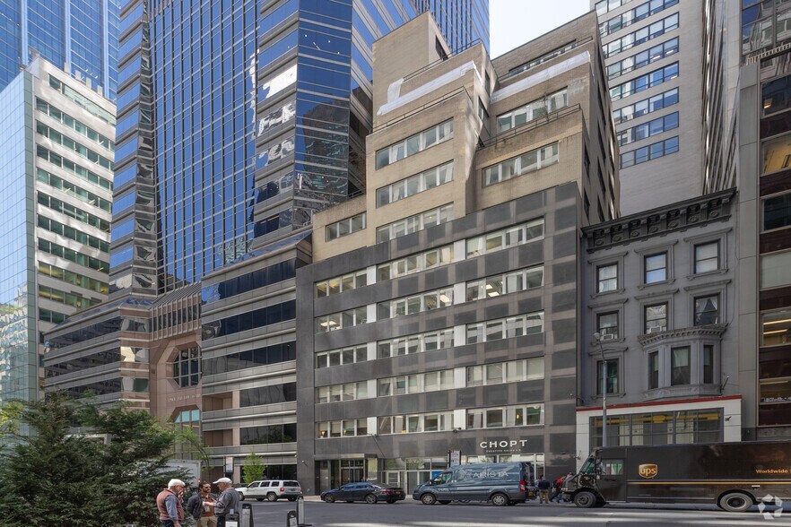 60 E 56th St, New York, NY à louer - Photo du bâtiment - Image 3 de 18